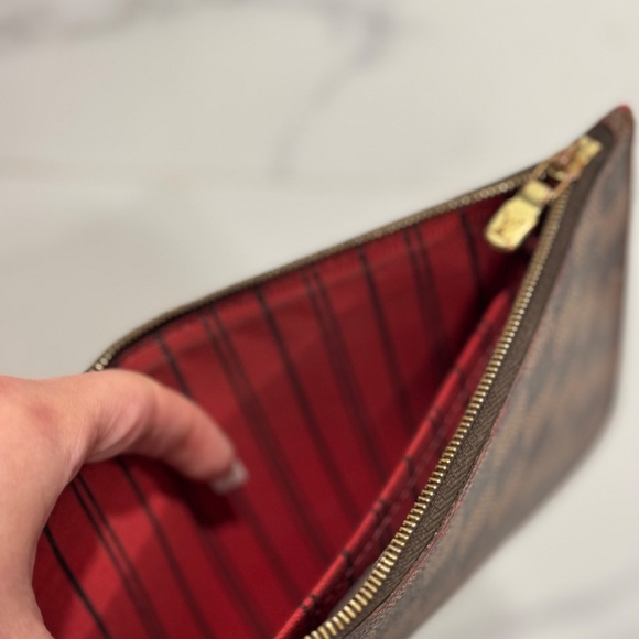 Louis Vuitton Neverfull MM Pochette in Damier Ebene in Excellent Condition - Picture 8 of 9